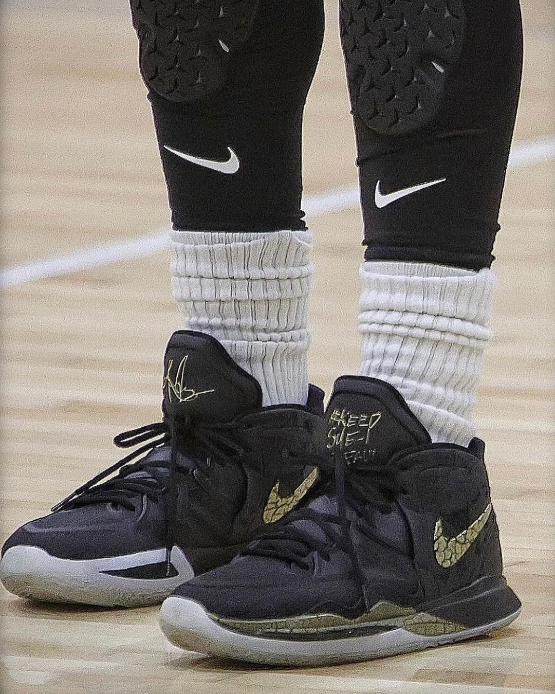 斯卡洛尼戴白手套递交世界杯，因凡蒂诺为仪式错误公开道歉（斯卡洛尼戴白手套交接大力神杯，因凡蒂诺为礼仪失误公开致歉）