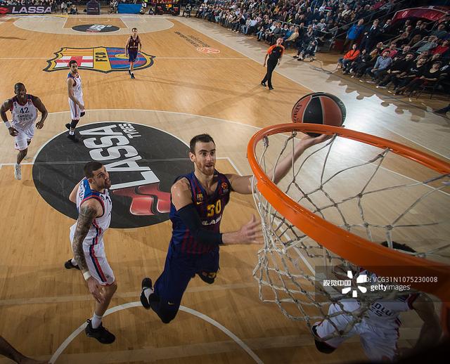 记者：皇马更衣室很团结，球员私下进行了交流以保持竞技表现（记者称皇马队内氛围融洽，球员私下沟通以维持竞技状态）