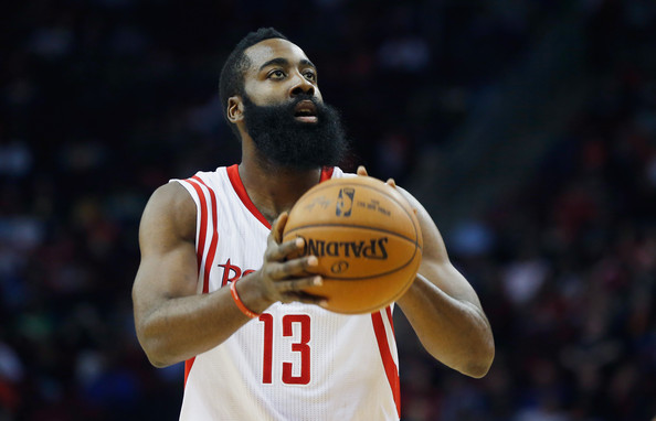 今年上海双雄争冠战启用外籍裁判，去年的主裁为傅明、李海新（今年上海双雄争冠对决将由外籍裁判执法，去年主哨为傅明、李海新）